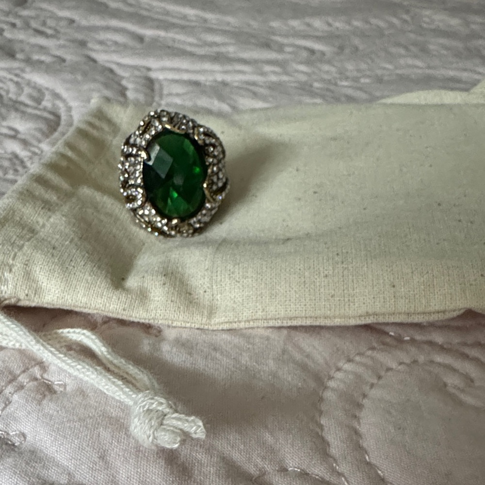 Elegant Green and Silver Women's Ring